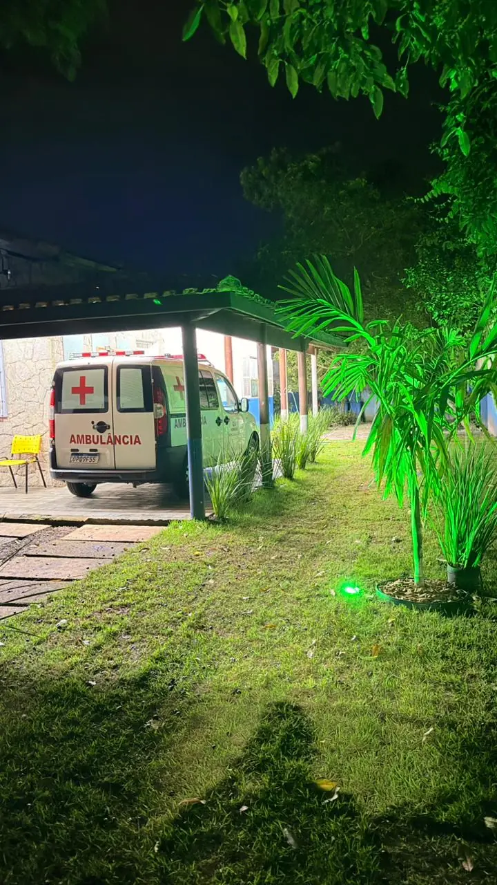 Ambulância para atendimento e resgate 24 horas