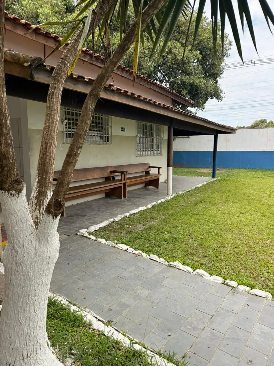 Área coberta de convivência com bancos